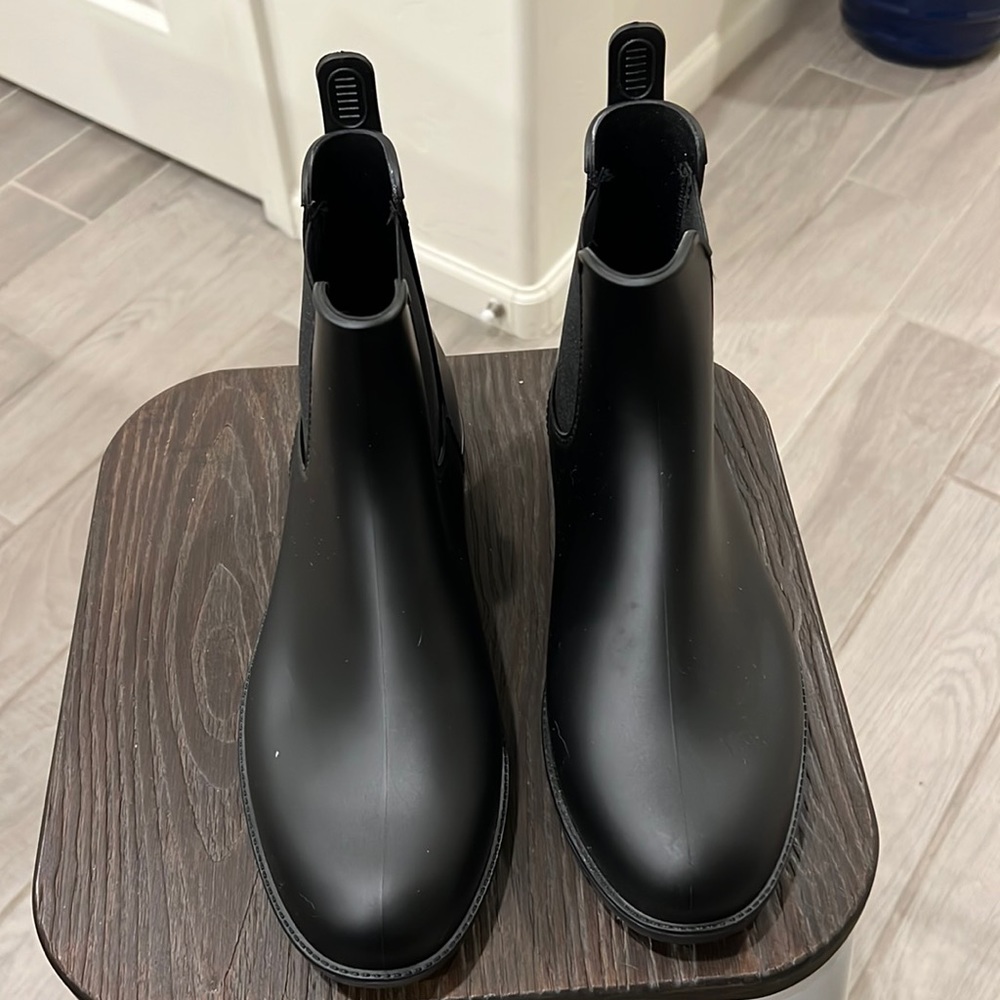 Brand new! Asgard brand ankle boot. Waterproof. Size 10.